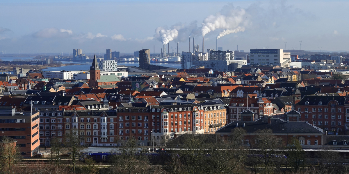 Aalborg med Aalborg Portland i baggrunden