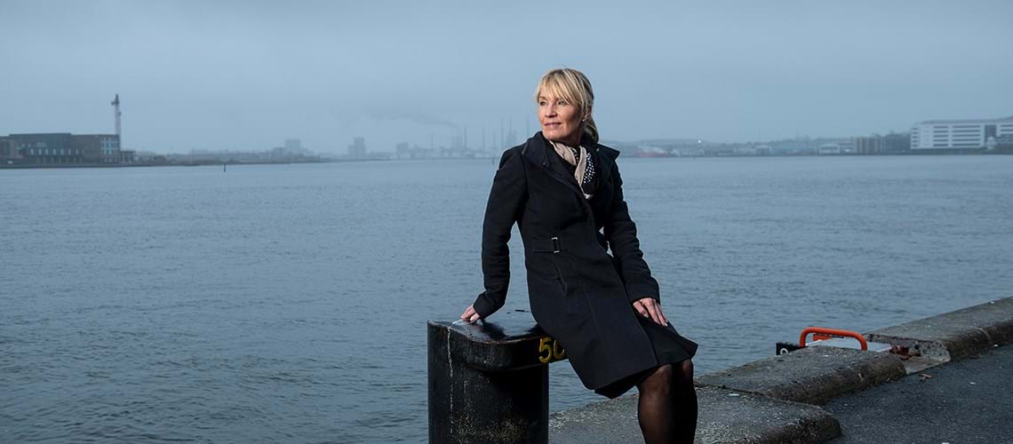 kvinde med blond hår